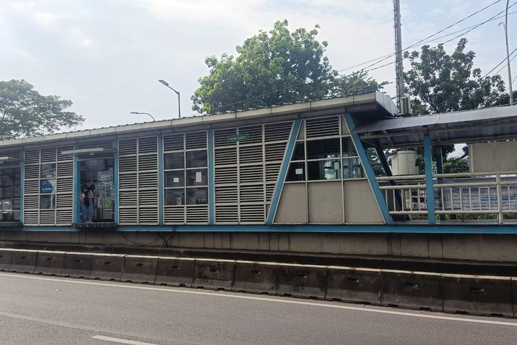 Tampak depan Halte Transjakarta Pasar Rumput, Jakarta Selatan, Selasa (23/5/2023).