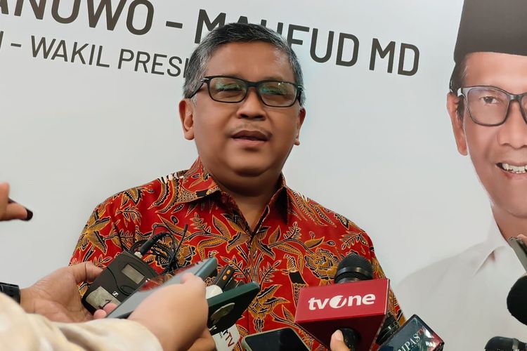 Sekretaris Jenderal PDI-P Hasto Kristiyanto di Media Center TPN Ganjar-Mahfud, Jalan Cemara Nomor 19, Jakarta Pusat, Senin (1/4/2024).