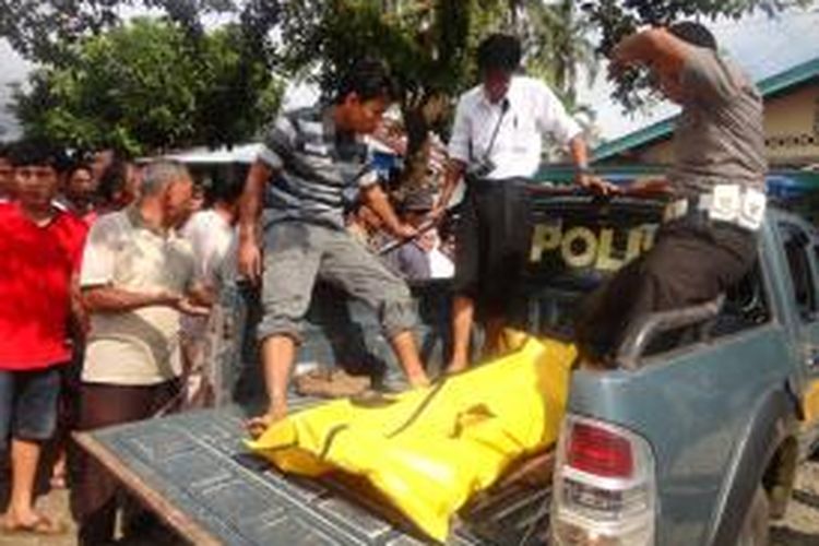 Mayat wanita tewas mengapung di Desa Gunung Kembang Kecamatan Manna, Bengkulu Selatan dievakuasi