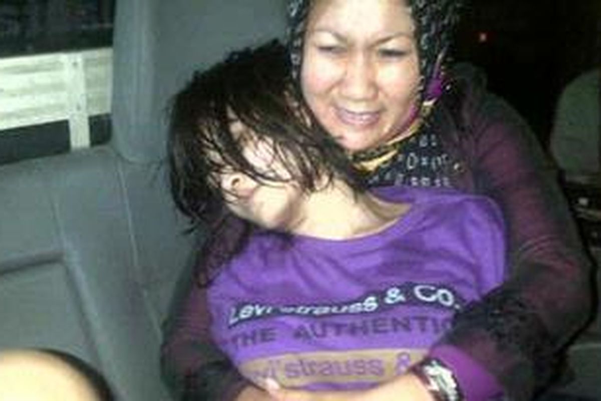 Perempuan yang diduga Novie Amelia (25) dipeluk oleh seorang anggota polwan, Kamis (11/10/2012) petang. Novie diamankan polisi setelah mobil yang dikendarainya menabrak tujuh orang.