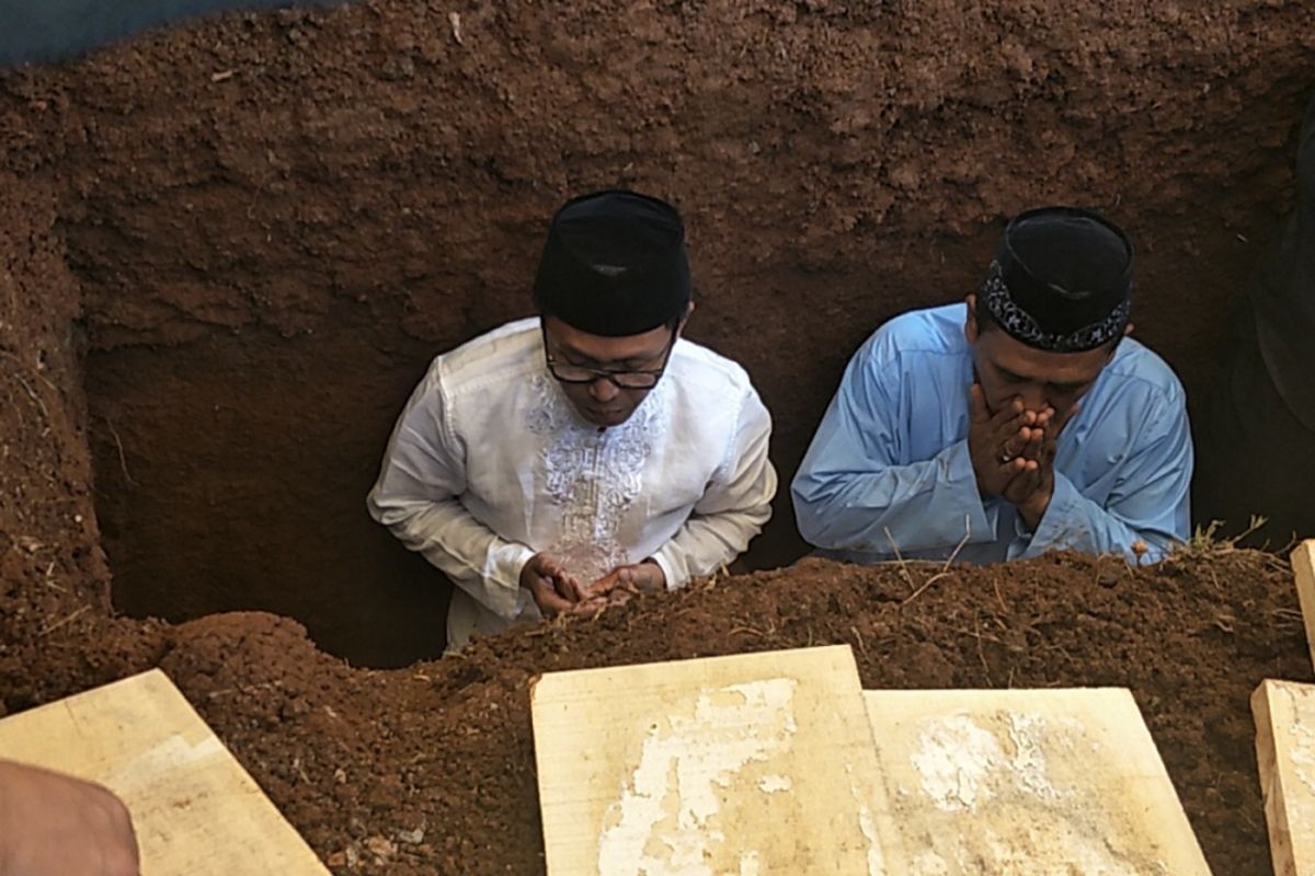 Eko Patrio saat mengantarkan jenazah ibundanya ke peristirahatan terakhir di TPU Penggilingan, Rawamangun, Jakarta Timur, Rabu (31/10/2018) siang.  