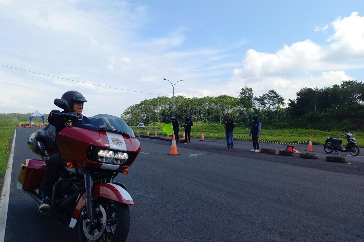 Salah satu instruktur sedang mempraktikkan teori berkendara dalam kegiatan safety riding yang diselenggarakan oleh HDCI Semarang di Sirkuit Mijen Semarang, Minggu (22/5/2022).