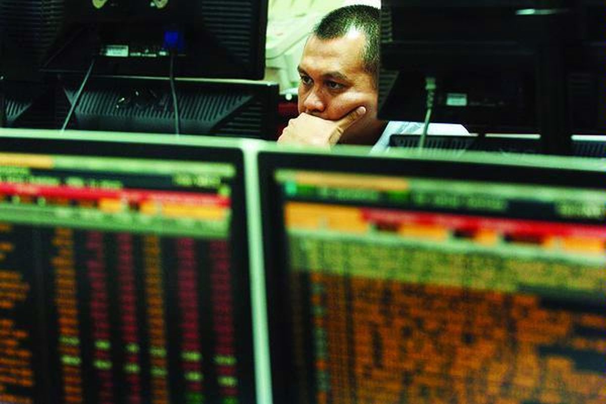 Ilustrasi: Pialang saham mengamati pergerakan saham di kantor Bahana Sekuritas, Jakarta,  