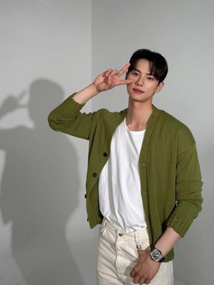 Lee Chae Min tampil stylish di luar layar. Intip 8 gaya kasual dan elegan pemeran Bon Appétit, Your Majesty yang bisa jadi inspirasi hangout.