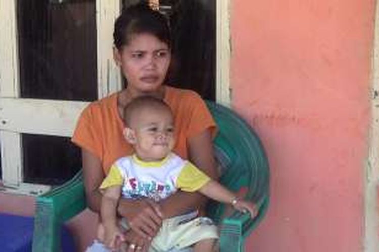 Sri Dewi, steri Muhammad Sofyan bersama anaknya tengah menunggu kedatangan suaminya setelah mendengar kabar bahwa suaminya dapat meloloskan diri dari kelompok Abu Sayaf yang menyanderanya. Kamis, (18/08/2016)