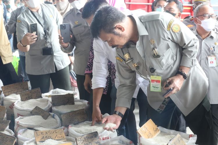 Menteri Pertanian Syahrul Yasin Limpo (Mentan SYL) bersama jajaran Pemprov DKI Jakarta memantau langsung ketersediaan beras Jabodetabek di Pasar Induk Beras Cipinang (PIBC), Jakarta Timur. 