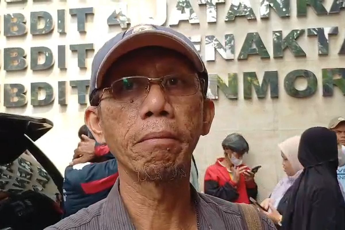 Aji (55), salah satu orang tua yang anaknya ditangkap polisi saat mengikuti unjuk rasa di area Gedung DPR/MPR RI, Gelora, Tanah Abang, Jakarta Pusat, Senin (25/8/2025).