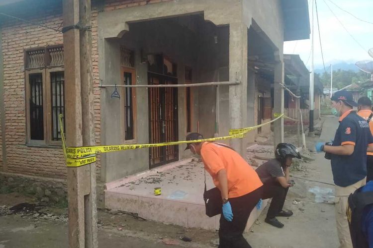 Kondisi Rumah Kepala Desa Mompang Julu, Panyabungan Utara yang juga mengalami kerusakan akibat diamuk massa saat bentrokan pada Senin (29/06/2020). Sedikitnya enam polisi luka-luka, dua mobil dan satu sepeda motor juga hangus dibakar massa.