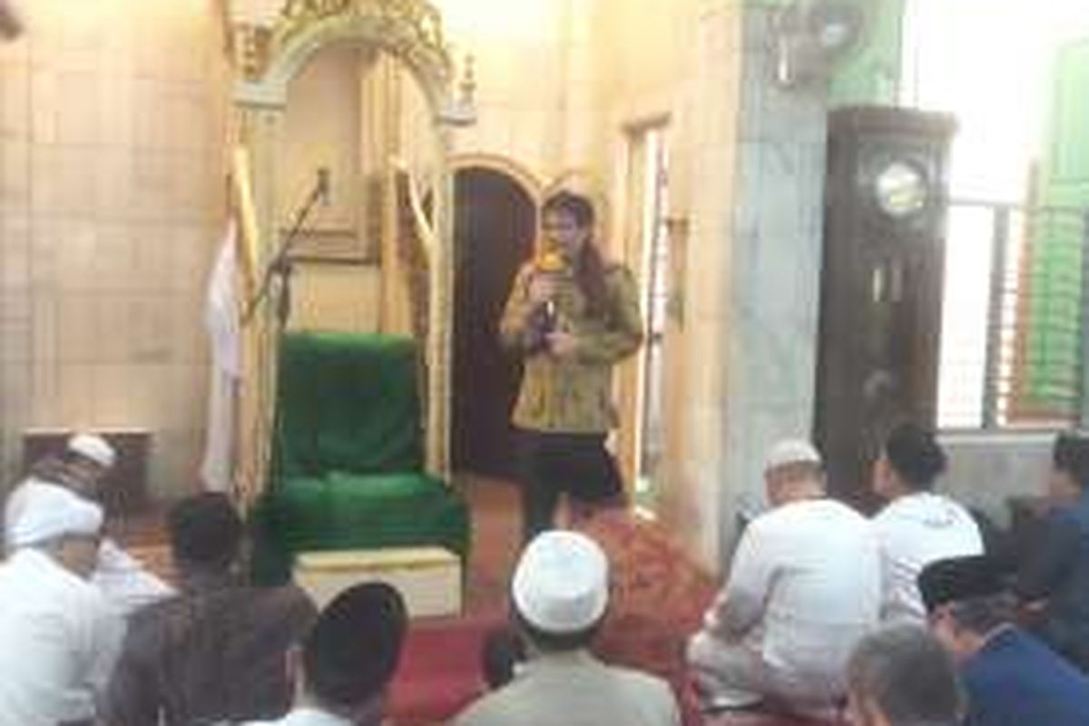 Wakil Gubernur DKI Jakarta Djarot Saiful Hidayat saat menyampaikan imbauan kepada warga usai menunaikan shalat Jumat di Masjid Al Makmur, Tanah Abang, Jakarta Pusat, Jumat (12/8/2016).