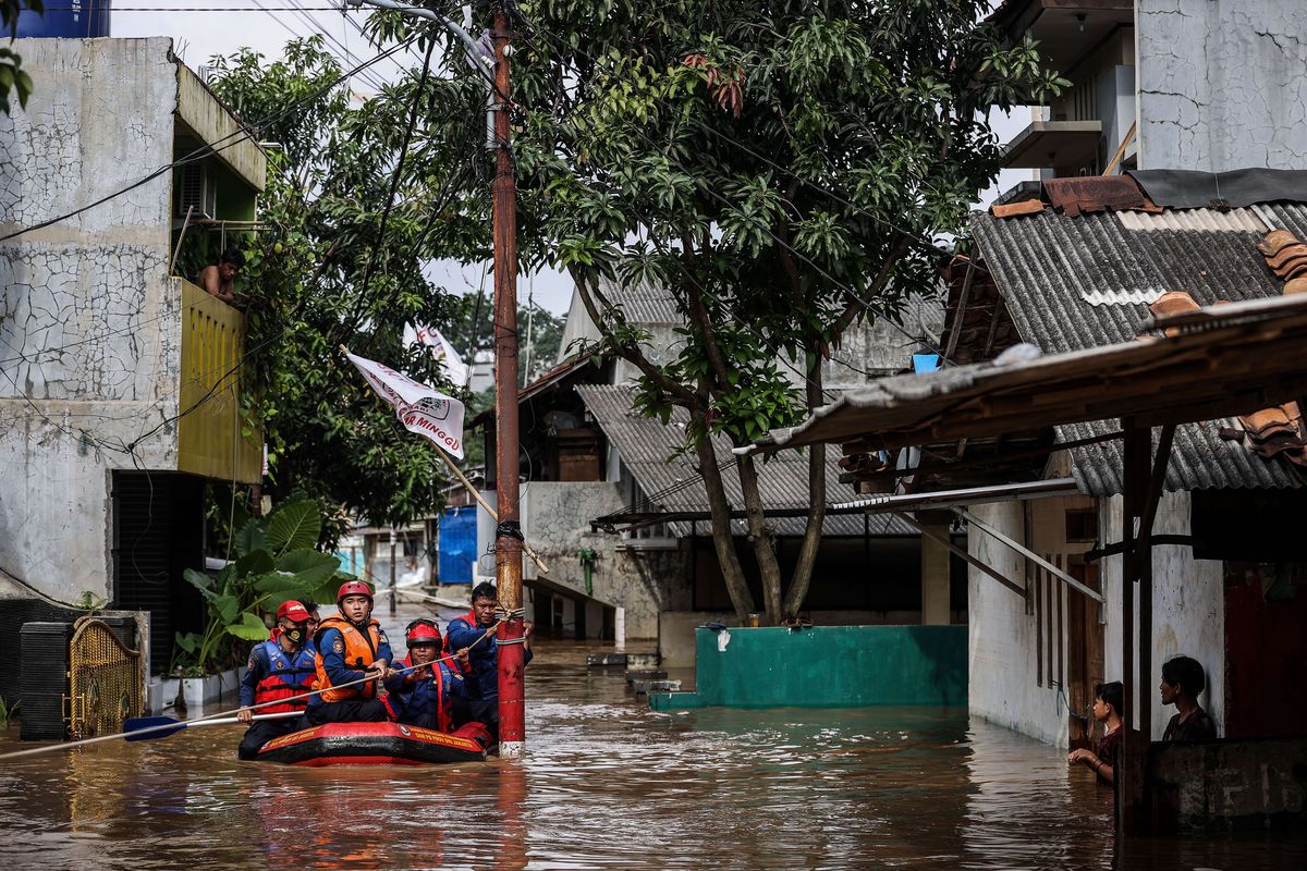 Anggota Suku Dinas Penanggulangan Kebakaran dan Penyelamatan mengevakuasi warga di Jalan Masjid Al Makmur Gang Buntu RT 017/07, Pejaten Timur, Pasar Minggu, Jakarta Selatan, Senin (8/2/2021). Banjir setinggi 30-150 cm yang melanda tiga RW di Pejaten Timur itu disebabkan oleh luapan air Sungai Ciliwung.