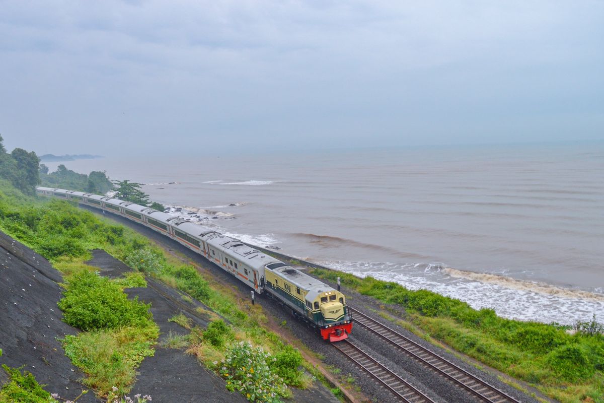 Kereta dari PT Kereta Api Indonesia (Persero) atau KAI melintasi jalur tepi pantai.