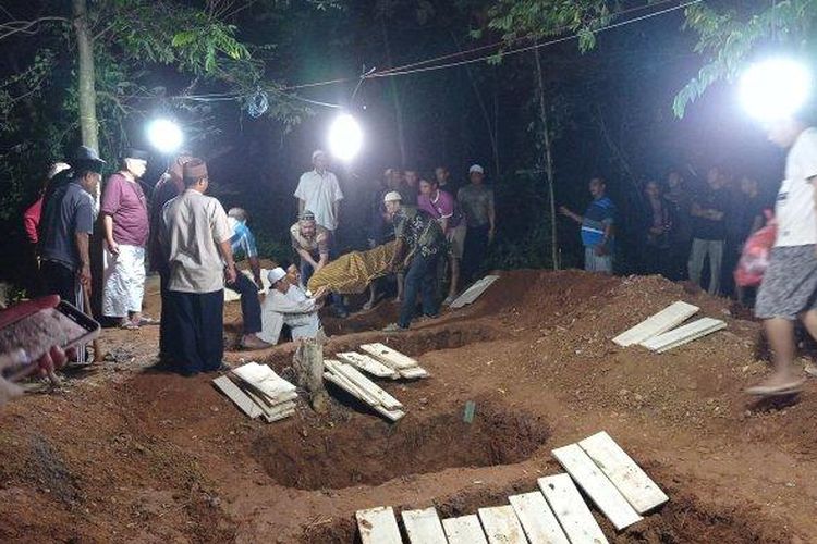 Lima korban kebakaran di Bekasi dimakamkan di kampung halamannya, Desa Sarwadadi, Kecamatan Talun, Kabupaten Cirebon, Rabu (3/7/2024) malam. Lima korban dalam kejadian ini merupakan satu keluarga.
