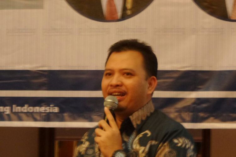 Direktur Eksekutif Poltracking Indonesia, Hanta Yuda AR saat menyampaikan rilis Poltracking di Hotel Sari Pan Pacific, Jakarta Pusat, Minggu (26/11/2017).