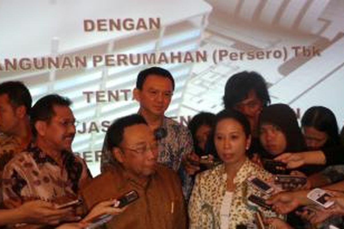 Gubernur DKI Jakarta Basuki Tjahaja Purnama, Direktur Utama PT Jakarta Propertindo (Jakpro) Abdul Hadi, Direktur Utama PT Pembangunan Perumahan (Persero) Bambang Triwibowo, Menteri BUMN Rini Soemarno saat penandatanganan nota kesepahaman kerjasama PT Jakpro dan PT PP (Persero), di Balai Kota, Jumat (4/12/2015).