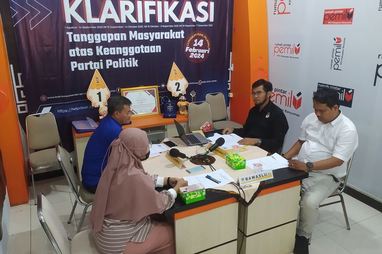 CPNS Kota Semarang Mutiara Wulan Saum melakukan klarifikasi di Kantor KPU Banyumas, Jawa Tengah, karena namanya dicatut sebagai anggota parpol, Selasa (27/9/2022).