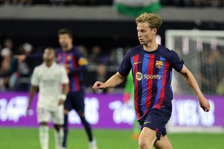 Aksi Frenkie De Jong dalam laga Real Madrid vs Barcelona  di Allegiant Stadium, Las Vegas, Amerika Serikat, pada Minggu (24/7/2022). Sampai saat ini, Frenkie De Jong masih terus dikaitkan dengan transfer ke Manchester United.