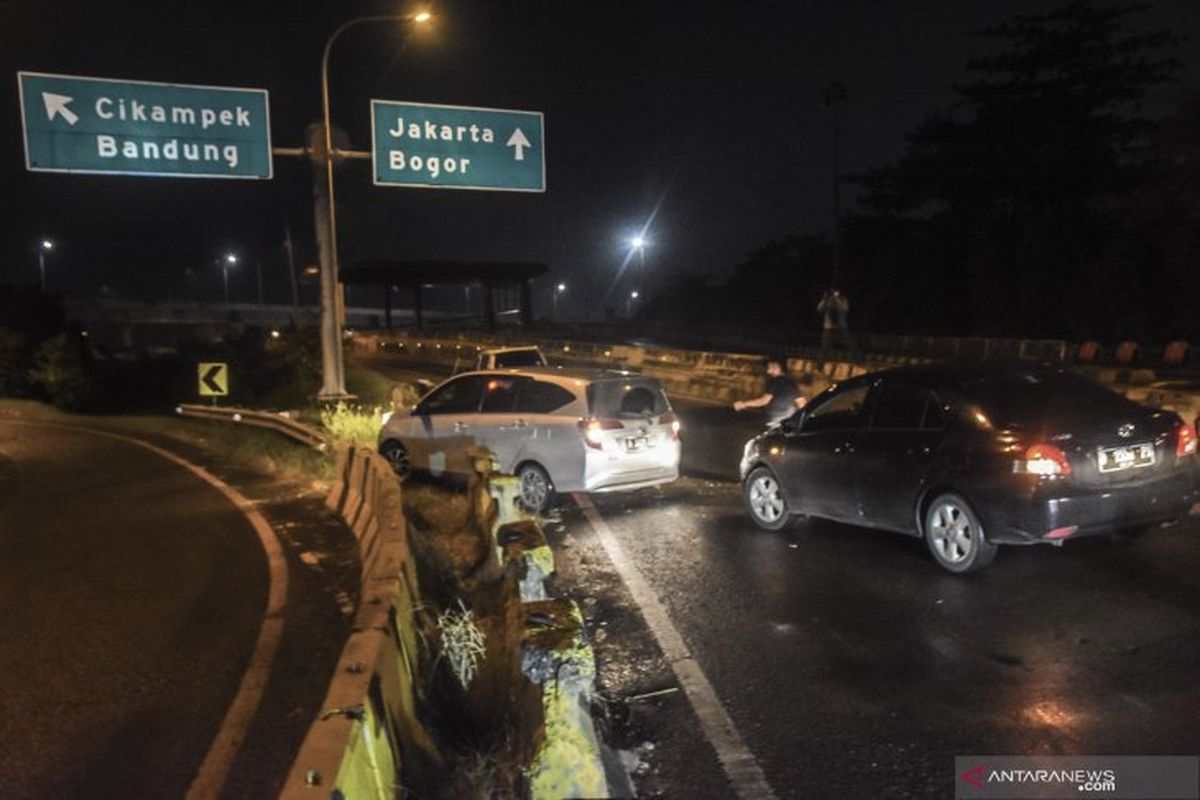 Sejumlah kendaraan menerobos pembatas jalan Tol Jakarta-Cikampek di Cikarang, Kabupaten Bekasi, Jawa Barat, Kamis (6/5/2021) dini hari. Cara tersebut diduga untuk menghindari petugas gabungan yang melakukan penyekatan arus mudik di Tol Cikarang Barat. 