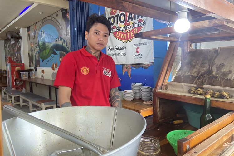Maulana Abdul Ghany, pemilik Soto Ayam Manchester United di Sidoarjo, Minggu (12/1/2025).