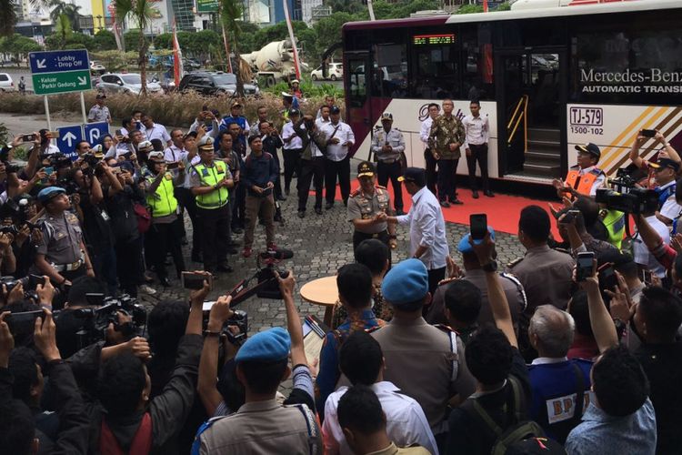 Kapolri Tito Karnavian dan Menhub Budi Karya Sumadi saat meninjau hari pertama peraturan ganjil-genap di Bekasi, Senin (12/3/2018)