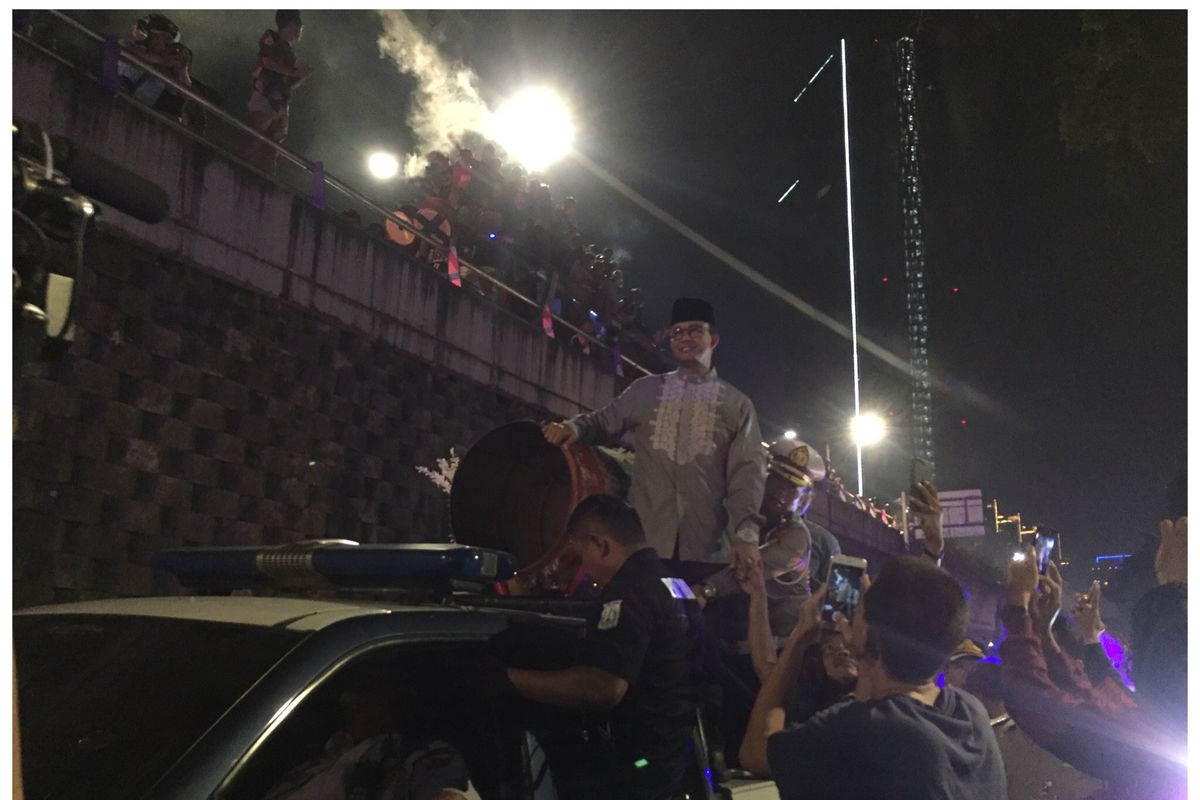 Gubernur DKI Jakarta, Anies Baswedan saat takbir keliling, di Jalan Haji Mansyur, Jakarta Pusat, Selasa (4/6/2019).
