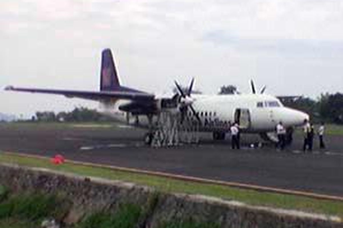 Pesawat Transnusa jenis Fokker 50 baru lepas landas sekitar 5 menit mendarat lagi di Bandara H Hasan Aroeboesman, di Kabupaten Ende, Flores, Nusa Tenggara Timur (NTT), Kamis (22/10). Pesawat mendarat kembali karena mengalami kerusakan mesin pada baling-baling sebelah kanan.