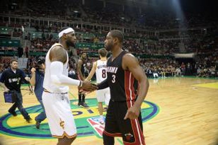 Pebasket Cleveland Cavaliers, LeBron James (kiri), bersalaman dengan pemain Miami Heat, Dwyane Wade, usai menjalani laga pramusim di Rio de Janeiro, Brasil, Sabtu (11/10/2014). Cavaliers memenangi lagai ini dengan 122-119.