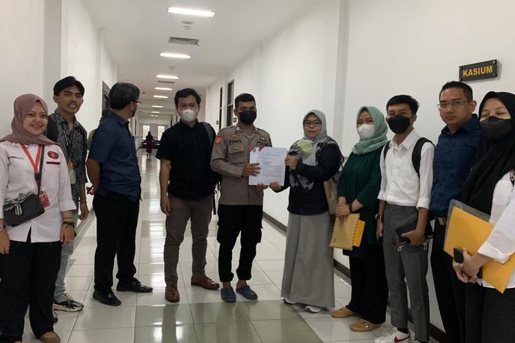 Ketua PUSHPA Unmul, Haris Retno saat melapor dugaan seksual oleh Dosen Fakultas Kehutanan Universitas Mulawarman (Unmul) di Polresta Samarinda, Kalimantan Timur, Senin (29/8/2022). 