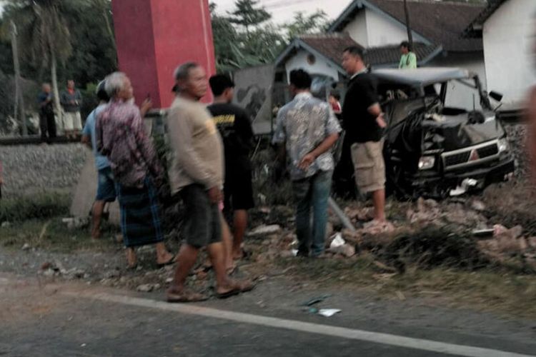 Mobil pikap asal Blora tertabrak kereta api di perlintasan tanpa palang pintu di Desa Pasirharjo, Kecamatan Talun, Kabupaten Blitar, Jumat (26/7/2024)