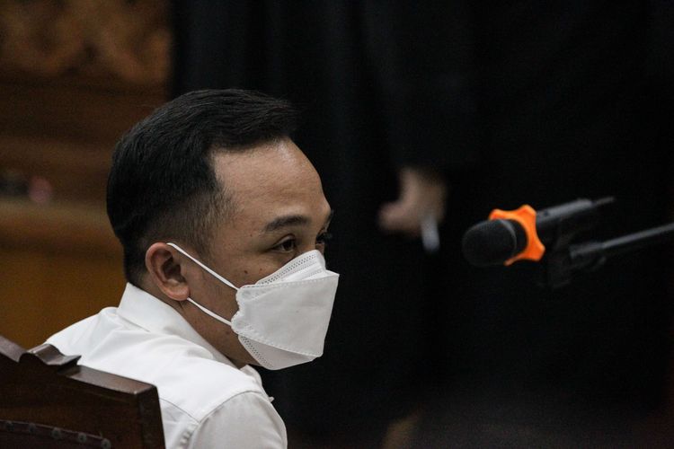 Foto stok: Terdakwa pembunuhan berencana terhadap Nofriansyah Yosua Hutabarat atau Brigadir J, Ricky Rizal menjalani sidang di Pengadilan Negeri Jakarta Selatan.
