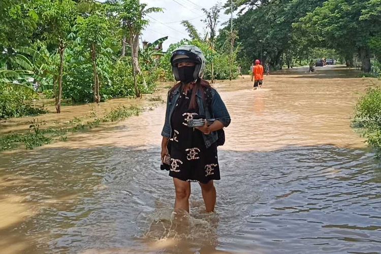 Hujan deras di Kabupaten Magetan beberapa hari terakhir membuat aliran Sungai Madiun yang bertemu dengan aliran Bengawan Solo di Ngawi meluap merendam 6 Desa di 2 Kecamatan di Kabupaten Ngawi.