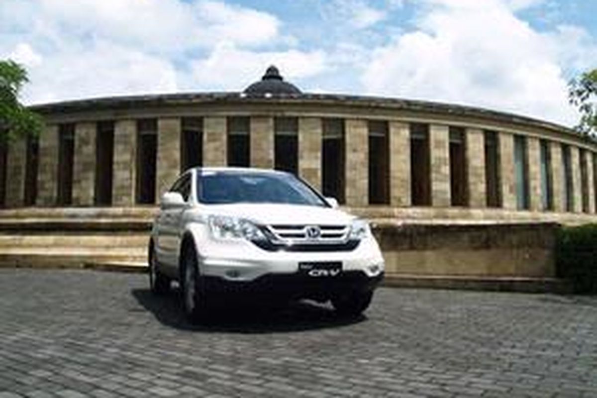 CR-V di depan hotel Amanjiwo, Borobudur