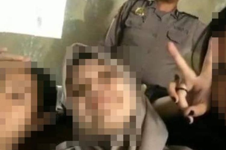 Cuplikan video Boomerang dari Instagram yang memperlihatkan ketiga terduga pelaku pengeroyokan siswi SMP di Kota Pontianak, Kalimantan Barat, sedang berpose santai di depan polisi beredar luas di media sosial dan jejaring sosial.