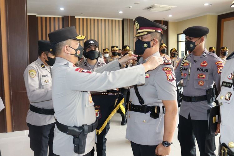 Kapolda Maluku, Irjen Pol Lotharia Latif melantik lima kapolres dan dua pejabat Polda Maluku di markas Polda Maluku, Selasa (12/7/2022)