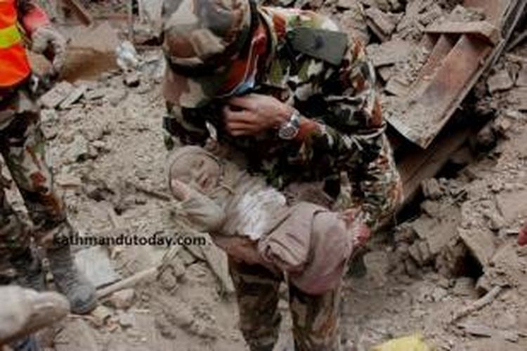 Tentara Nepal berhasil menyelamatkan seorang bayi bernama Muldhoka pada Minggu (26/4/2015) pagi