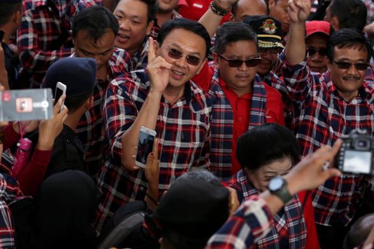 Calon gubernur dan wakil gubernur DKI Jakarta no urut 2  Basuki Tjahaja Purnama (Ahok) - Djarot Saiful Hidayat mendampingi Ketua Umum Partai Demokrasi Indonesia Perjuangan Megawati Soekarnoputri saat Konser Gue 2 di Ex-Driving Range Golf, Senayan, Jakarta, Sabtu (4/2/2017). Acara ini merupakan bentuk dukungan dari para artis dan budayawan untuk pasangan calon gubernur dan wakil gubernur DKI Jakarta, Ahok - Djarot.