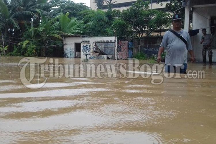 Banjir di Kampung Pangkalan Jambu Dua RT 2/5, Kecamatan Bogor Utara, Kota Bogor, Senin (5/2/2018) 