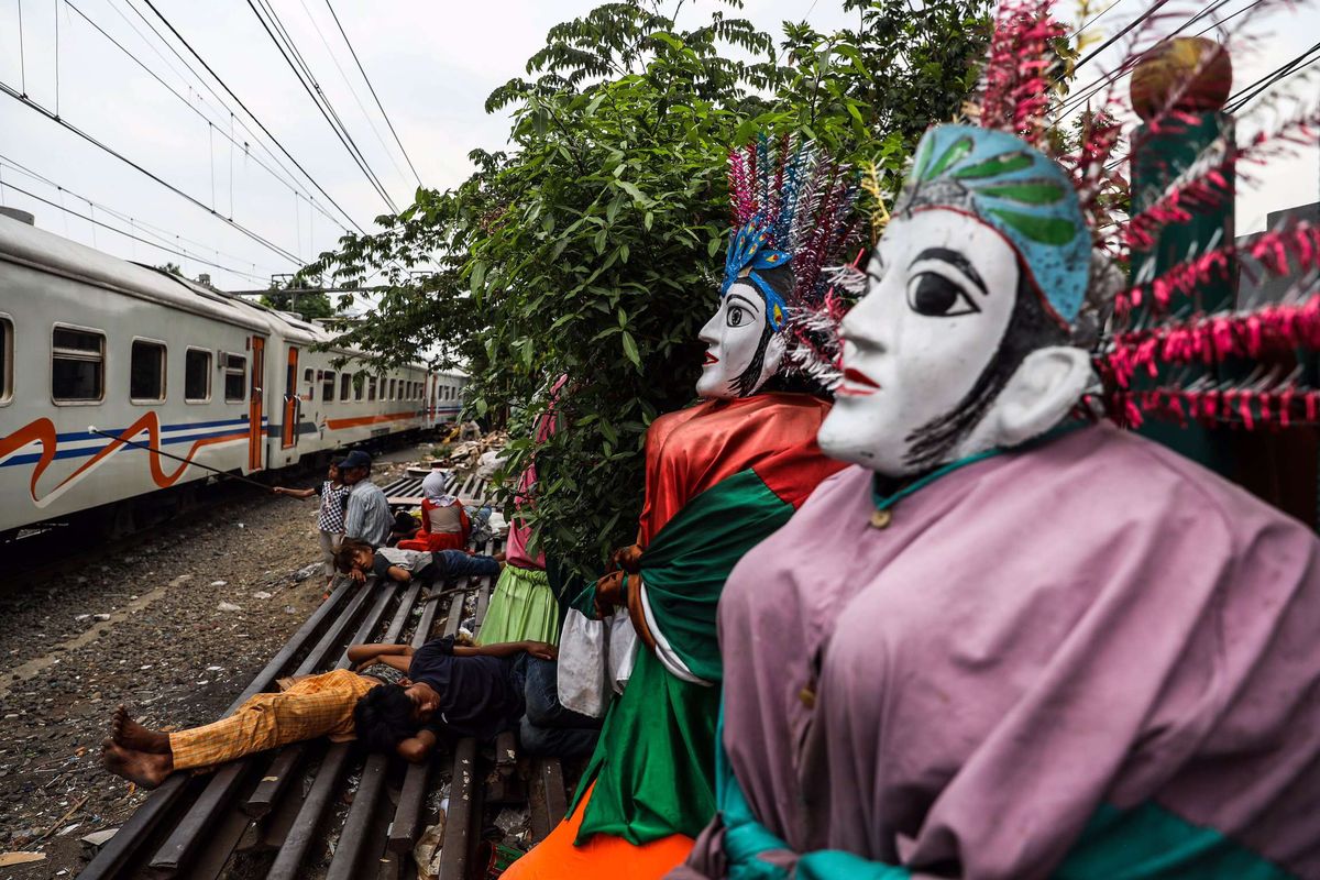 Aktivitas pengrajin ondel-ondel di Jalan Kembang Pacar, Senen, Jakarta Pusat, Rabu (2/9/2020). Pandemi Covid-19 dianggap menjadi tantangan terberat bagi para pengrajin ondel-ondel di Kramat Pulo setelah bertahan hidup di ibukota lebih dari lima dekade.