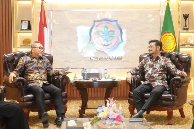Menteri Perdagangan (Mendag) Zulkifli Hasan saat mendatangi Menteri Pertanian (Mentan) Syahrul Yasin Limpo (SYL) di ruang kerjanya, Jakarta Selatan (Jaksel), Senin (20/6/2022).
