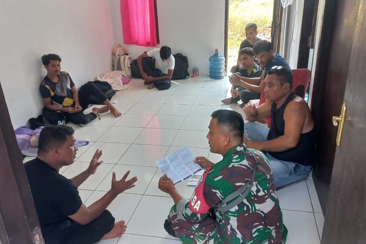 Babinsa Koramil Cisolok (pakaian loreng) saat berbincang dengan warga negara asing yang menempati rumah di Desa/Kecamatan Cisolok, Sukabumi, Jawa Barat, Minggu (22/9/2024)