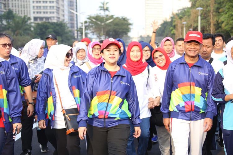 Menko PMK Puan Maharani mengikuti jalan sehat bersama seluruh pegawai Kementerian Pendidikan dan Kebudayaan untuk menyosialisasikan Asian Games 2018, Sabtu (4/8/2018)