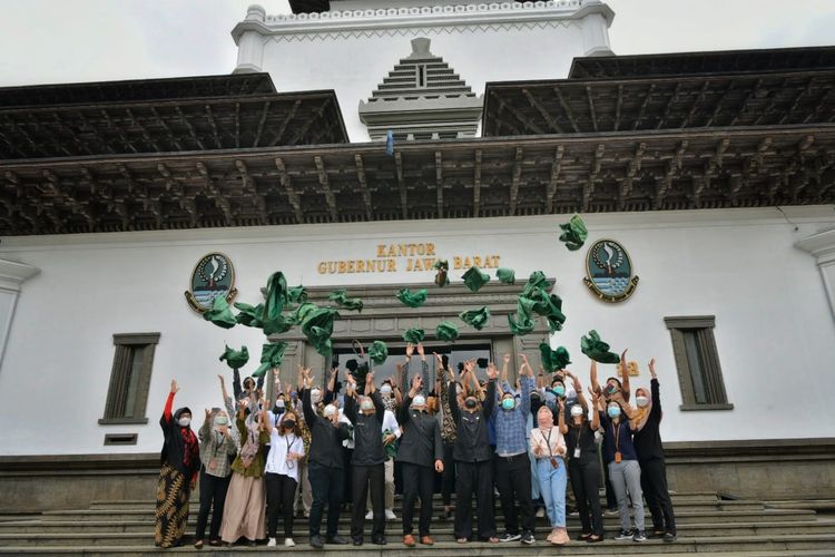 Gubernur Jawa Barat Ridwan Kamil saat bertemu 32 profesional dan penggagas muda dalam penutupan Jabar Innovation Fellowship angkatan kedua di Gedung Sate, Kota Bandung, Kamis (30/12/2021).