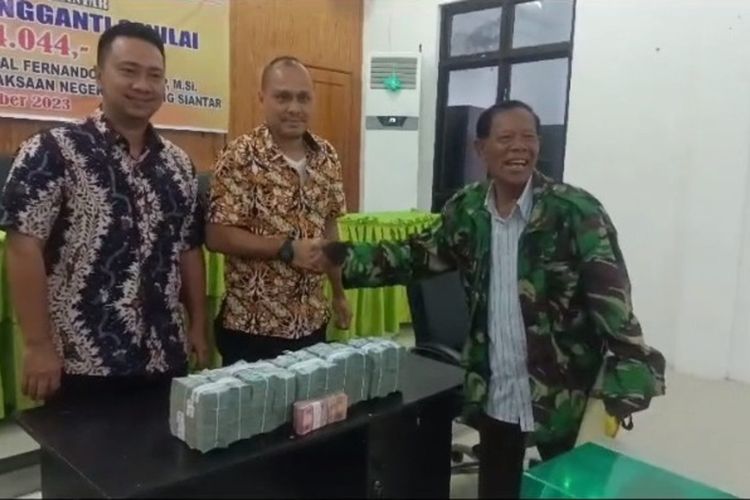 Foto: Djaliman Sinaga, Ayah terpidana korupsi Herowin TF Sinaga menyerahkan uang pengganti senilai Rp 522.994.044 ke kantor Kejari Pematang Siantar, Jumat (27/10/2023)