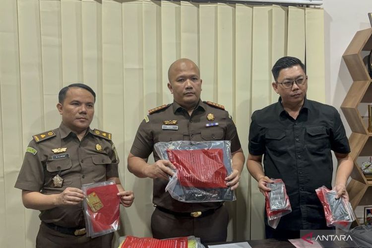 Kajari Kota Bandung, Irfan Wibowo (tengah) saat ungkap kasus dugaan korupsi proyek lelang pekerjaan di kantor Unit Layanan Pengadaan (ULP) di Kota Bandung, Jawa Barat (11/07/2024). 