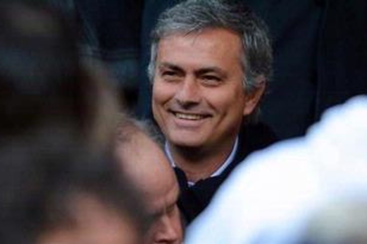 Manajer Real Madrid dari Portugal, Jose Mourinho, tiba di Stadion Old Trafford untuk menyaksikan pertandingan Premier League antara Manchester United versus Liverpool, Minggu (13/1/2013). 