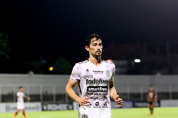 Pemain Bali United Gavin Kwan Adsit saat pertandingan pekan 30 Liga 1 2021-2022 melawan Persiraja Banda Aceh yang berakhir dengan skor 0-1 di Stadion Kompyang Sujana Denpasar, Jumat (11/3/2022) malam.