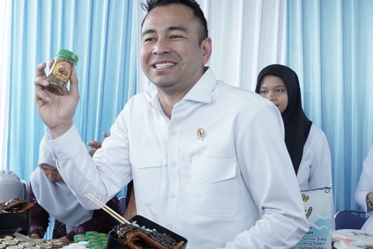 Utusan Khusus Presiden Bidang Pembinaan Generasi Muda dan Pekerja Seni, Raffi Ahmad, mencicipi olahan ikan sidat hasil karya warga binaan Lapas Nusakambangan, Cilacap, Jawa Tengah, Rabu (5/11/2025).