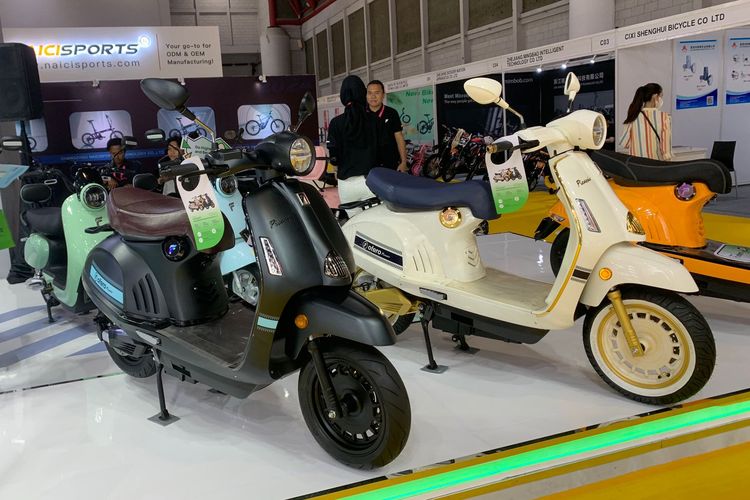Pameran Asia Bike 2024 memajang deretan motor listrik baru asal China, termasuk model-model yang mirip Vespa