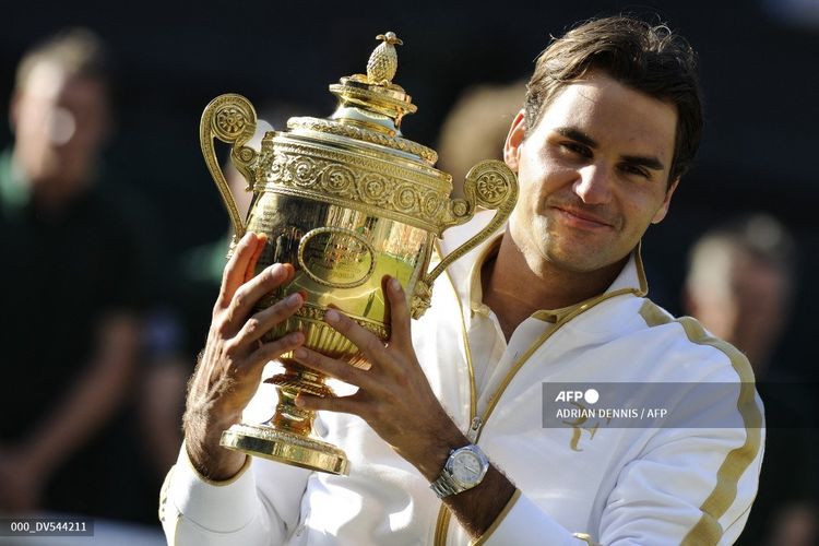 Petenis Swiss, Roger Federer, memegang trofi setelah menang melawan dalam pertandingan final putra  di kejuaraan tenis Wimbledon 2009 di All England Club pada 5 Juli 2009. Roger Federer mengumumkan bahwa ia akan pensiun dari tenis profesional pada Kamis (15/9/2022).
