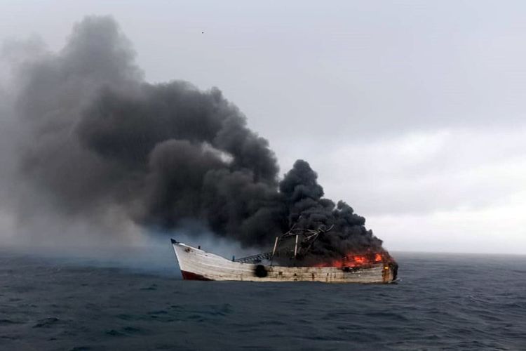 Kapal ikan POF XVIII rute Bitung (Sulawesi Utara)-Ibu Kabupaten Halmahera Barat, yang terbakar di perairan Halmahera, Maluku Utara, Minggu (27/01/2019)