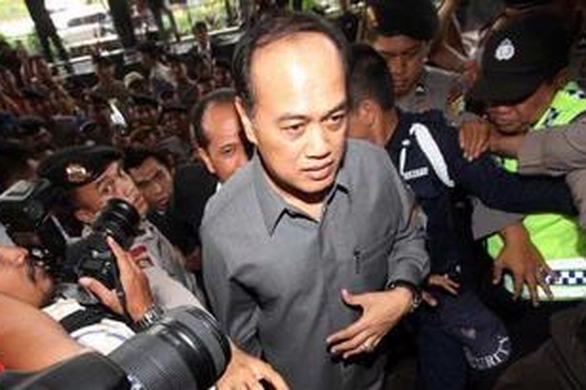 Mantan Kepala Korps Lalu Lintas (Korlantas) Mabes Polri, Irjen (Pol) Djoko Susilo (tengah), didampingi kuasa hukumnya memenuhi panggilan KPK untuk diperiksa, di Gedung KPK, Jakarta, Jumat (5/10/2012). Djoko Susilo menjadi tersangka dalam dugaan kasus korupsi pengadaan alat simulator di Korlantas.   